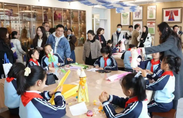 持续夯实校家社协同育人逐步构建五维协